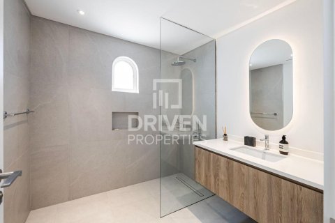 Villa in Umm Suqeim, Dubai 4 bedrooms, 297.29 sq.m. № 129431 - photo 24