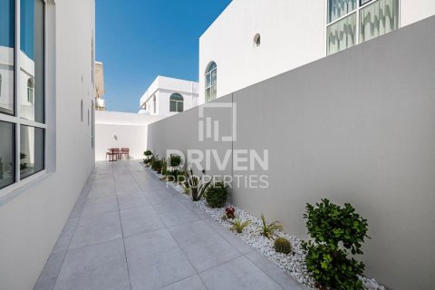 Villa in Umm Suqeim, Dubai 4 bedrooms, 297.29 sq.m. № 129431 - photo 26