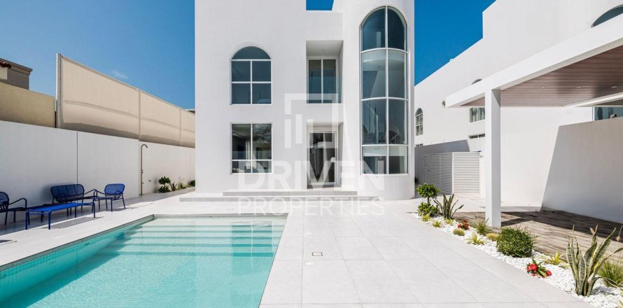 Villa in Umm Suqeim, Dubai 4 bedrooms, 297.29 sq.m. № 129431