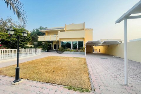 Villa en Jumeirah, Dubai, 4 dormitorios, 889.5 m², № 37618 - foto 1