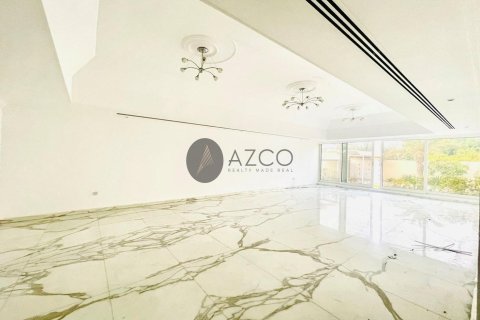 Villa en Jumeirah, Dubai, 4 dormitorios, 889.5 m², № 37618 - foto 2