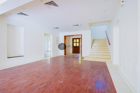 Villa en Meadows, Dubai, 5 dormitorios, 554.6 m², № 37620 - foto 4