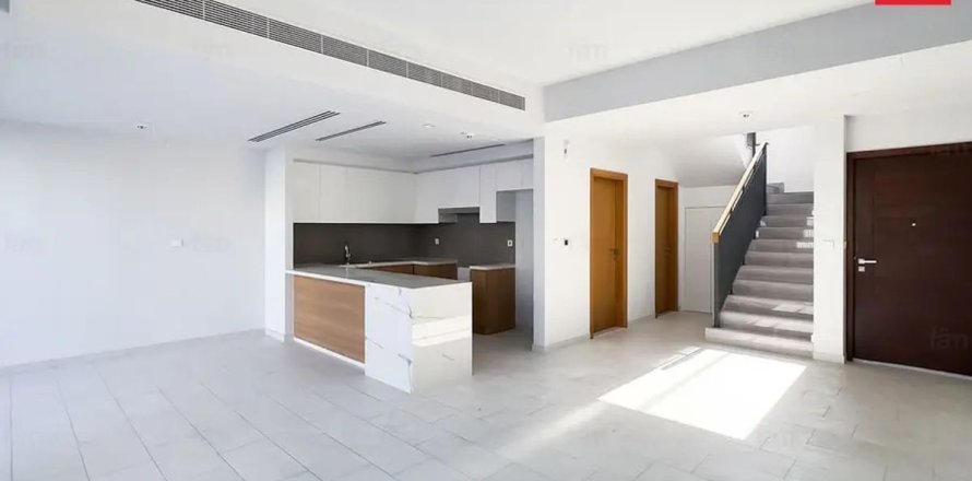 Таунхаус в Дубае, 3 спальни, 161м², № 123131