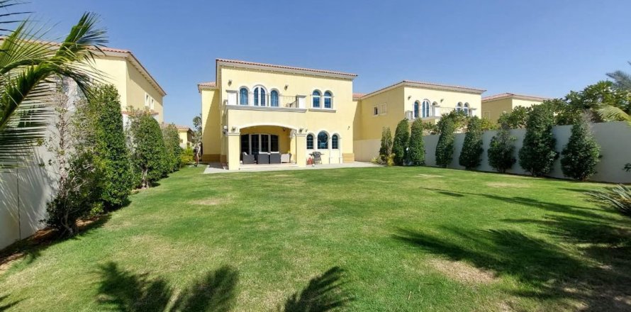 Villa in Dubai 3 bedrooms, 704.9 sq.m. № 22617