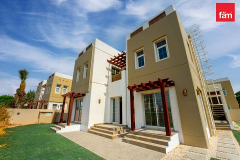 Villa en Dubai, 3 dormitorios, 549.9 m², № 54880 - foto 1