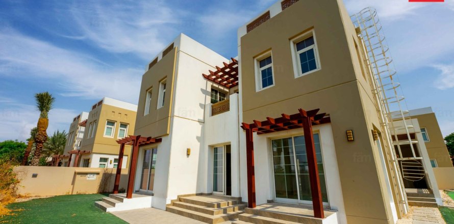 Villa en Dubai, 3 dormitorios, 549.9 m², № 54880