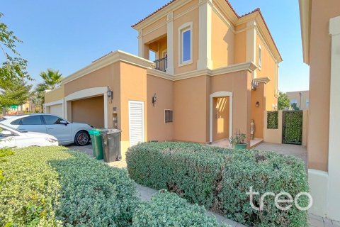 Villa en Dubai, 3 dormitorios, 244.15 m², № 123545