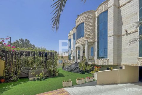 Villa in Al Rashidiya, Dubai 5 bedrooms, 929 sq.m. № 22860 - photo 18