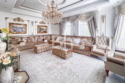 Villa in Al Rashidiya, Dubai 5 bedrooms, 929 sq.m. № 22860 - photo 2