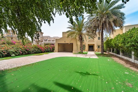 Villa in Jumeirah Islands, Dubai 4 bedrooms, 497 sq.m. № 120297 - photo 2