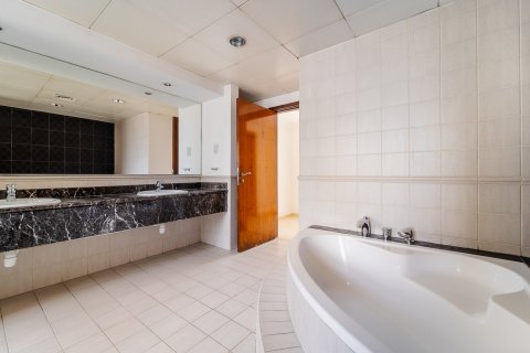 Villa in Jumeirah Islands, Dubai 4 bedrooms, 497 sq.m. № 120297 - photo 3