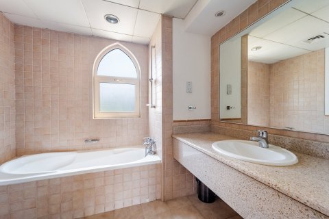 Villa in Jumeirah Islands, Dubai 4 bedrooms, 497 sq.m. № 120297 - photo 13