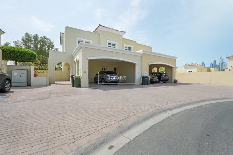Villa in The Lakes, Dubai 3 bedrooms, 437.5 sq.m. № 11133 - photo 1