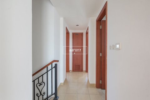 Villa in The Lakes, Dubai 3 bedrooms, 437.5 sq.m. № 11133 - photo 5