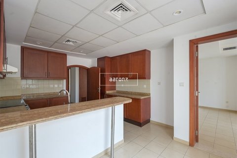 Villa in The Lakes, Dubai 3 bedrooms, 437.5 sq.m. № 11133 - photo 10
