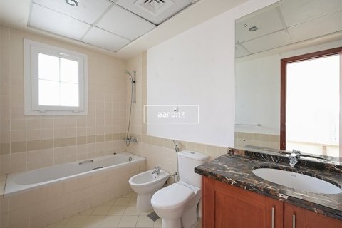 Villa in The Lakes, Dubai 3 bedrooms, 437.5 sq.m. № 11133 - photo 14