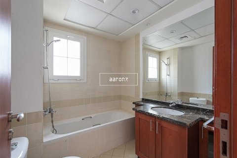 Villa in The Lakes, Dubai 3 bedrooms, 437.5 sq.m. № 11133 - photo 13