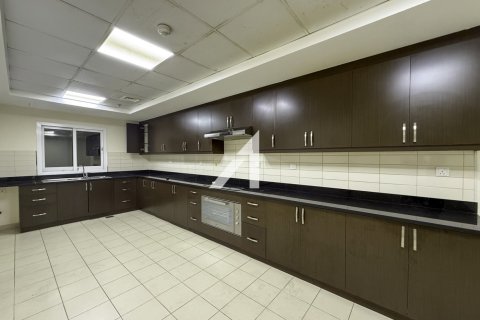 Снять в аренду квартиру в Дубае: 3 спальни, 244.1м², № 69059 - фото 16