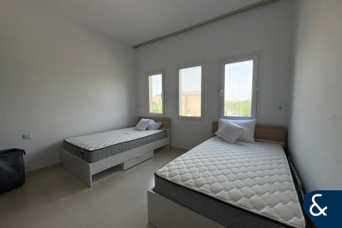 Купить виллу в Dubai Land, Дубай: 2 спальни, 137м², № 75116 - фото 3