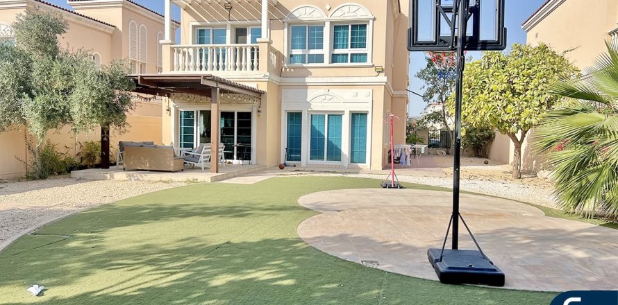 Villa in District 16, Jumeirah Village Circle, Dubai 3 bedrooms, 686 sq.m. № 98646