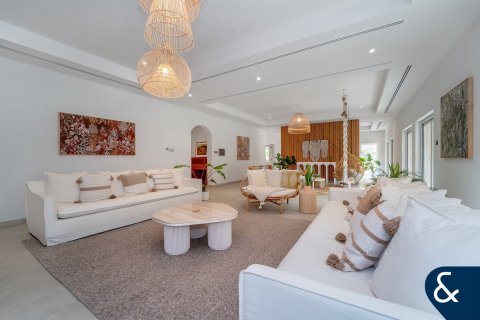 Villa in Arabian Ranches, Dubai 7 bedrooms, 693 sq.m. № 98651 - photo 2