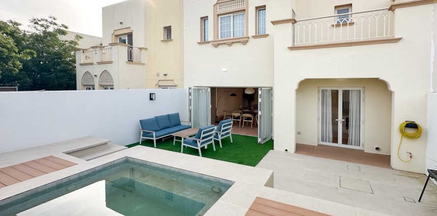 Adosado en Dubai, 3 dormitorios, 212 m², № 102371