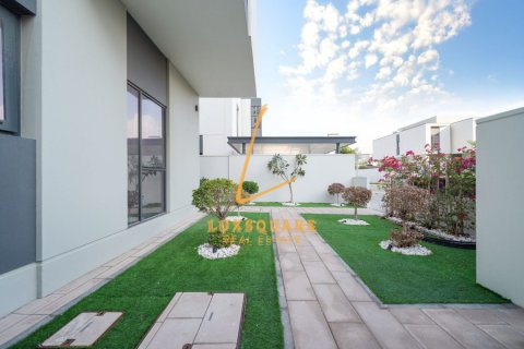 Villa in Murooj Al Furjan, Al Furjan, Dubai 4 bedrooms, 570 sq.m. № 95971 - photo 26