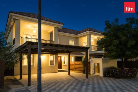 Villa à Dubai, 4 chambres, 384.2 m², № 77043 - photo 1