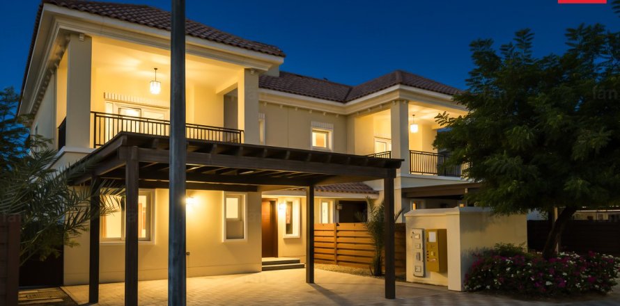 Villa in Dubai 4 bedrooms, 384.2 sq.m. № 77043