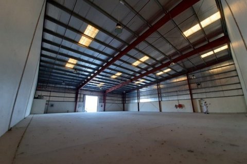 Almacén en Dubai Investment Park, Dubai, 732.5 m², № 4446 - foto 1