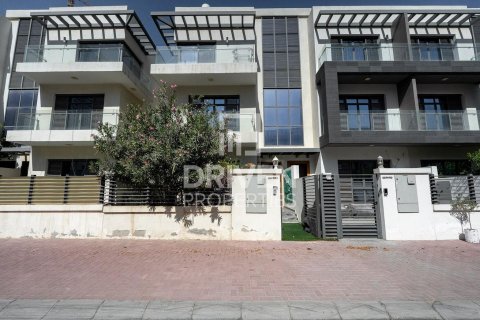Villa in District 15, Jumeirah Village Circle, Dubai 4 bedrooms, 293.48 sq.m. № 135361 - photo 3