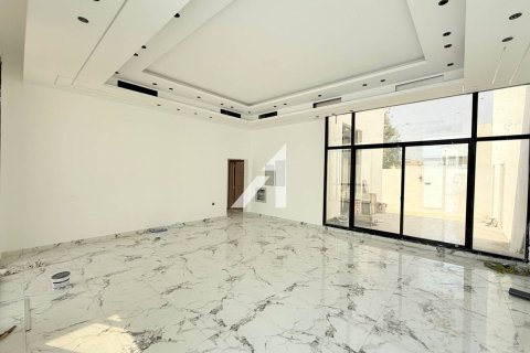 Villa in Al Barsha South, Al Barsha, Dubai 4 bedrooms, 929 sq.m. № 96633 - photo 3