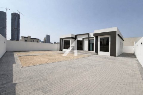 Villa in Al Barsha South, Al Barsha, Dubai 4 bedrooms, 929 sq.m. № 96633 - photo 5