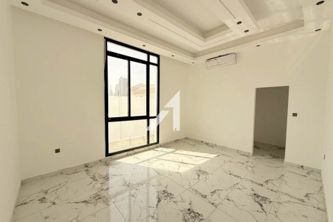 Villa in Al Barsha South, Al Barsha, Dubai 4 bedrooms, 929 sq.m. № 96633 - photo 11