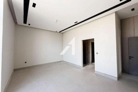 Villa in Al Aweer, Dubai 4 bedrooms, 1132 sq.m. № 96635 - photo 17
