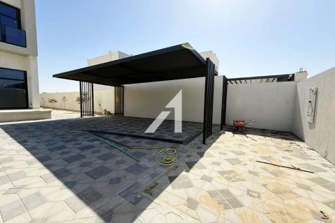 Villa in Al Aweer, Dubai 4 bedrooms, 1132 sq.m. № 96635 - photo 2