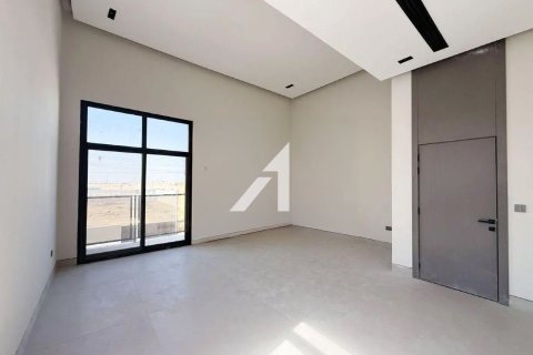 Villa in Al Aweer, Dubai 4 bedrooms, 1132 sq.m. № 96635 - photo 14