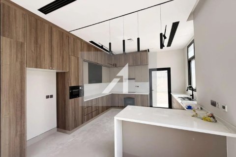 Villa in Al Aweer, Dubai 4 bedrooms, 1132 sq.m. № 96635 - photo 13