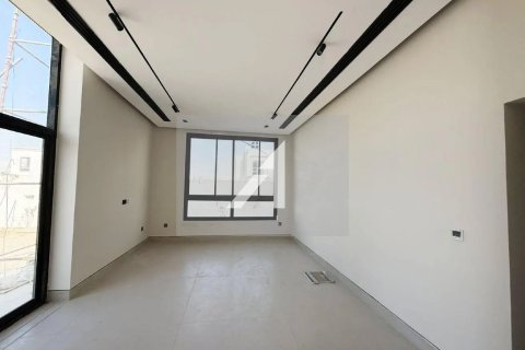 Villa in Al Aweer, Dubai 4 bedrooms, 1132 sq.m. № 96635 - photo 10