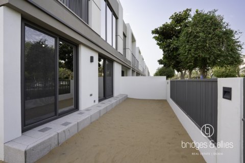 Снять в аренду виллу в Дубае: 4 спальни, 220.5м², № 78055 - фото 2