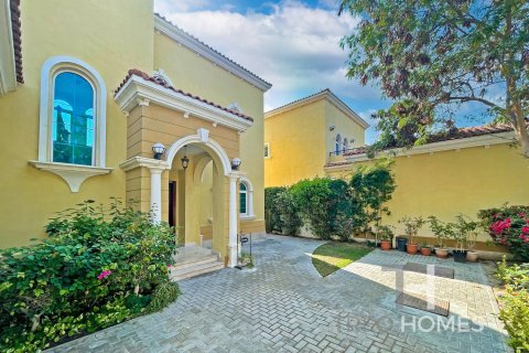 Villa in Legacy, Jumeirah Park, Dubai 3 bedrooms, 285 sq.m. № 16841 - photo 1