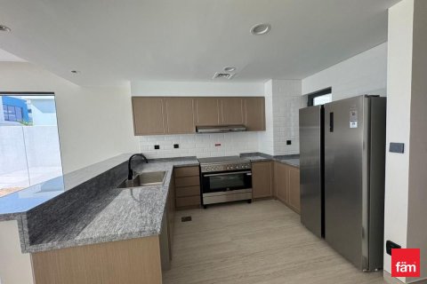 Снять в аренду таунхаус в Дубае: 5 спален, 219.6м², № 60231 - фото 3