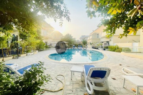 Villa en Jumeirah 3, Jumeirah, Dubai, 4 dormitorios, 371.6 m², № 37622 - foto 1