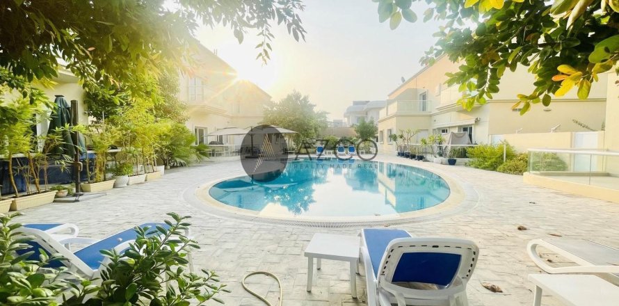 Villa en Jumeirah 3, Jumeirah, Dubai, 4 dormitorios, 371.6 m², № 37622