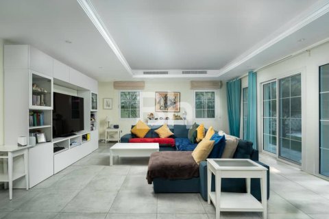Villa in Jumeirah Village Triangle, Dubai 5 bedrooms, 358 sq.m. № 24089 - photo 1