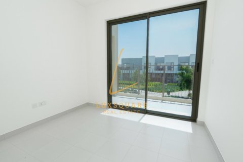 Снять в аренду виллу в EMAAR South, Dubai South (Dubai World Central), Дубай: 3 спальни, 141м², № 77594 - фото 9