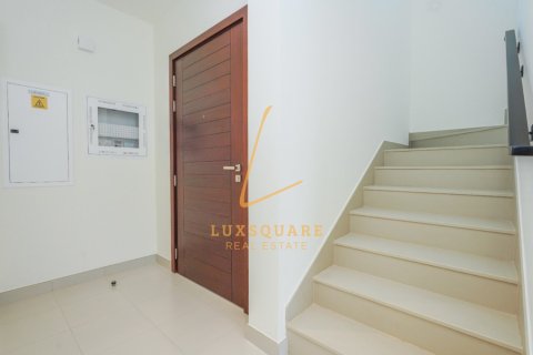 Снять в аренду виллу в EMAAR South, Dubai South (Dubai World Central), Дубай: 3 спальни, 141м², № 77594 - фото 7