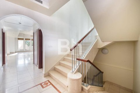 Villa in Dubai Marina, Dubai 3 bedrooms, 408 sq.m. № 25081 - photo 17