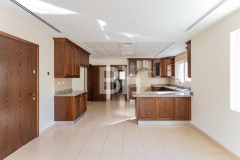 Снять в аренду виллу в Арабиан Ранчес, Дубай: 3 спальни, 351м², № 22220 - фото 7