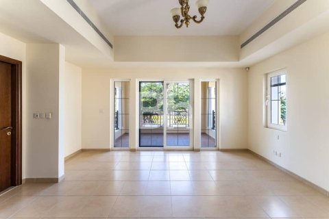 Снять в аренду виллу в Арабиан Ранчес, Дубай: 3 спальни, 351м², № 22220 - фото 20